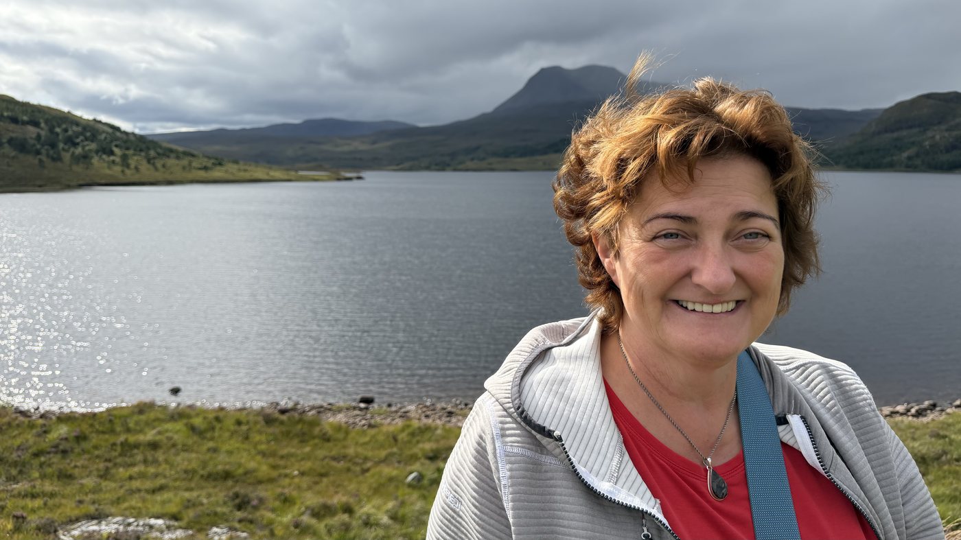 Anita Freismuth-Jauschneg an einem Loch in Schottland